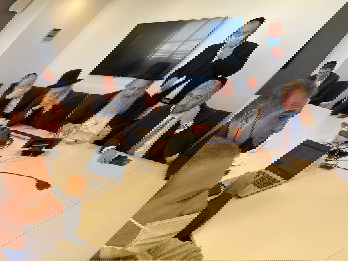 החיידר הליטאי יפנה את החצר לסמינר הספרדי; זה הפתרון