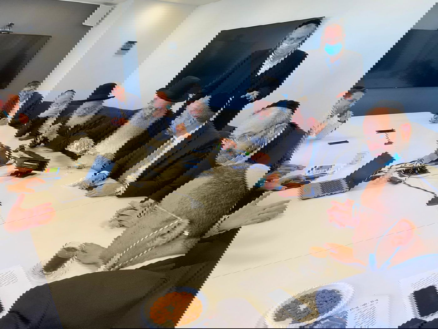 החיידר הליטאי יפנה את החצר לסמינר הספרדי; זה הפתרון