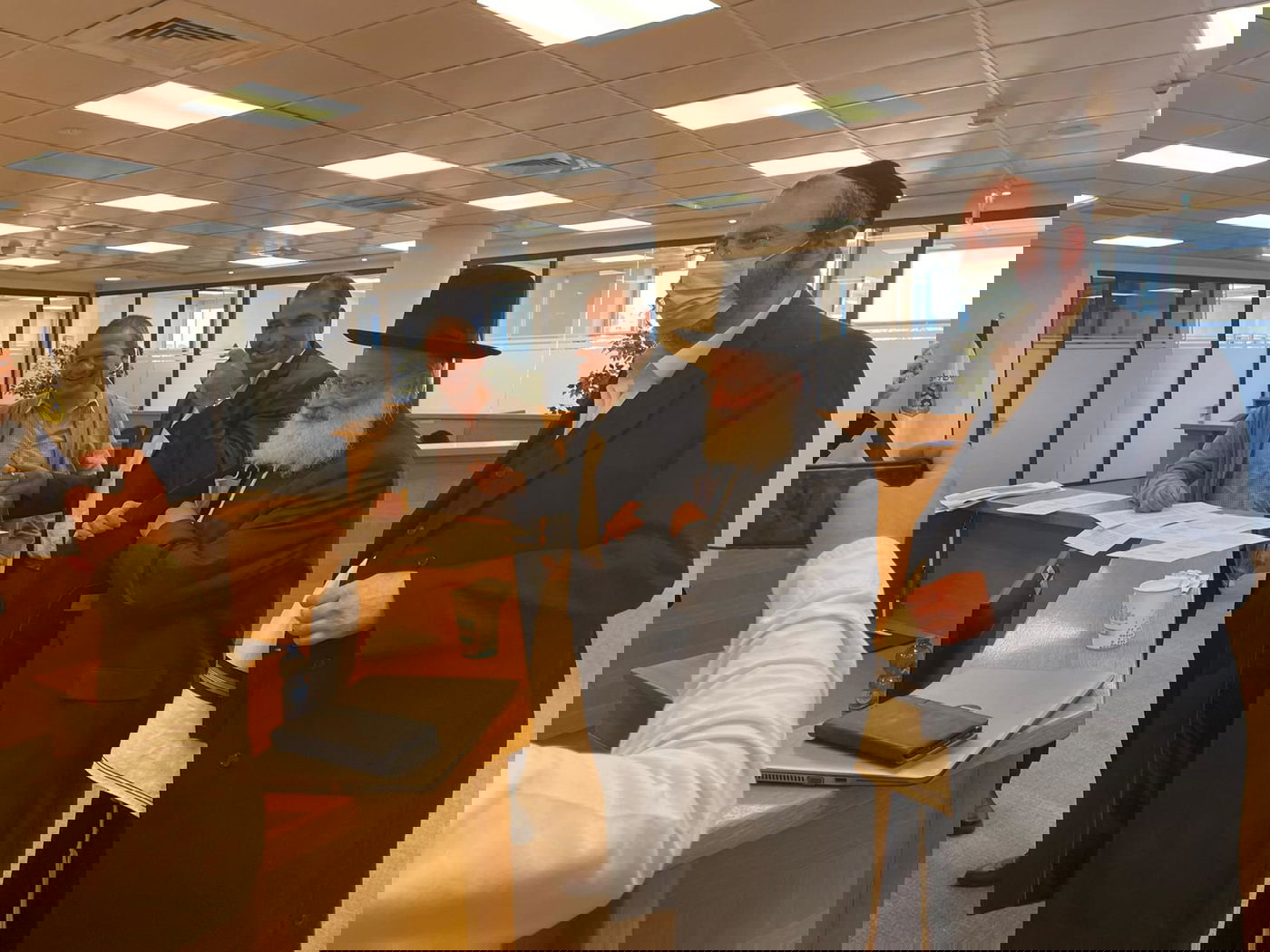 החיידר הליטאי יפנה את החצר לסמינר הספרדי; זה הפתרון