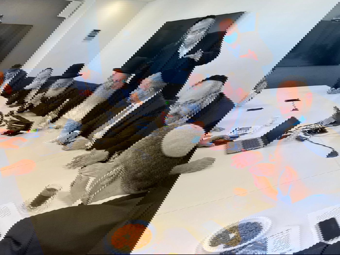 החיידר הליטאי יפנה את החצר לסמינר הספרדי; זה הפתרון