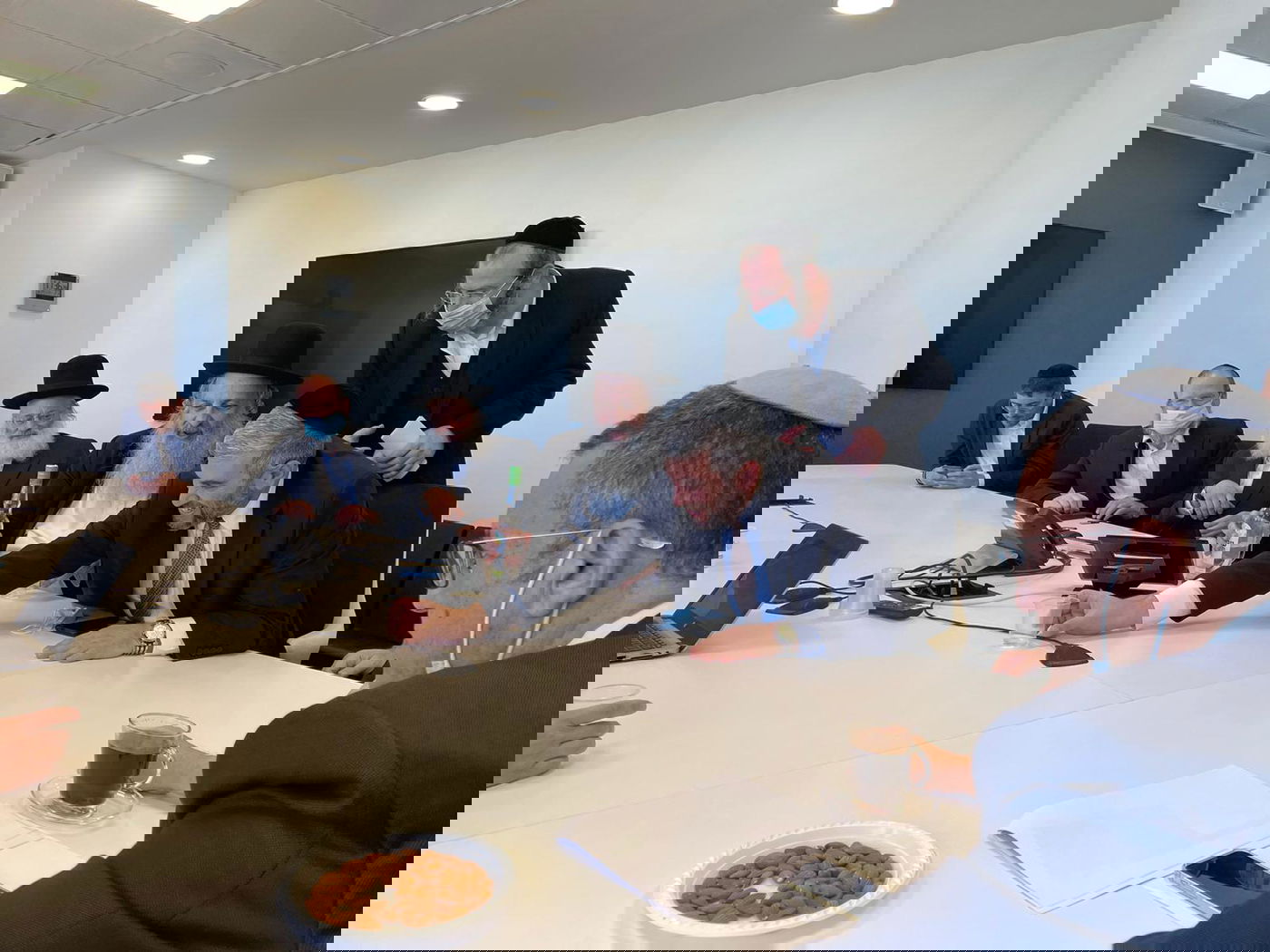 החיידר הליטאי יפנה את החצר לסמינר הספרדי; זה הפתרון