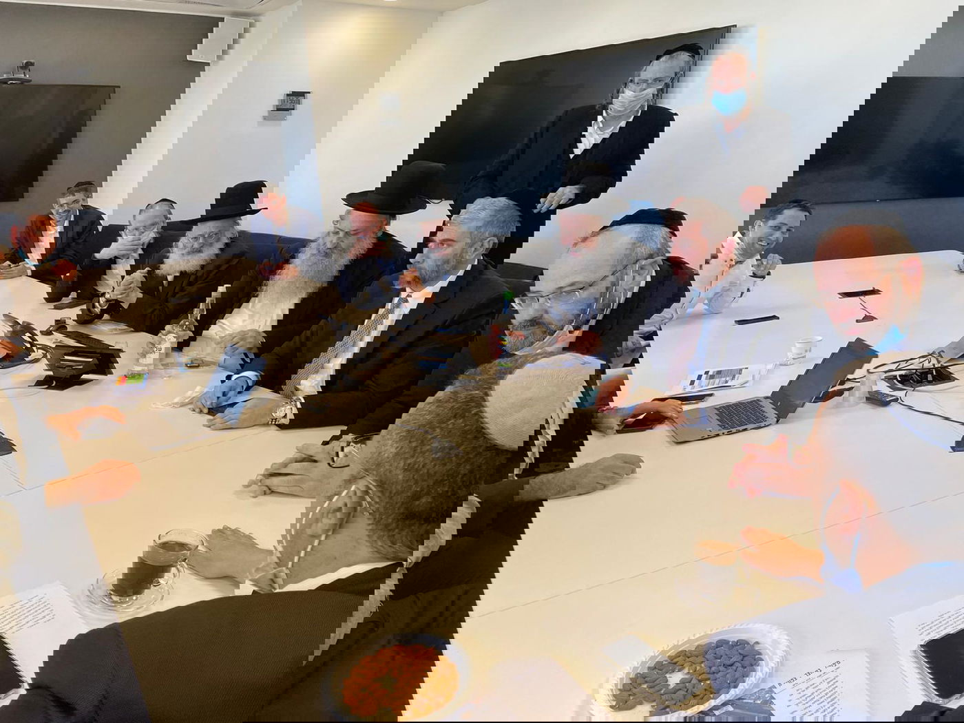 החיידר הליטאי יפנה את החצר לסמינר הספרדי; זה הפתרון