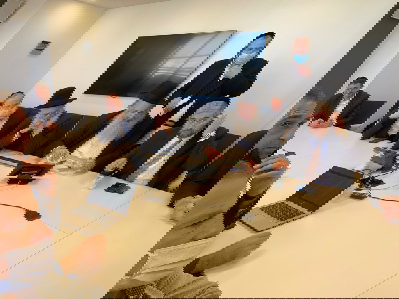 החיידר הליטאי יפנה את החצר לסמינר הספרדי; זה הפתרון