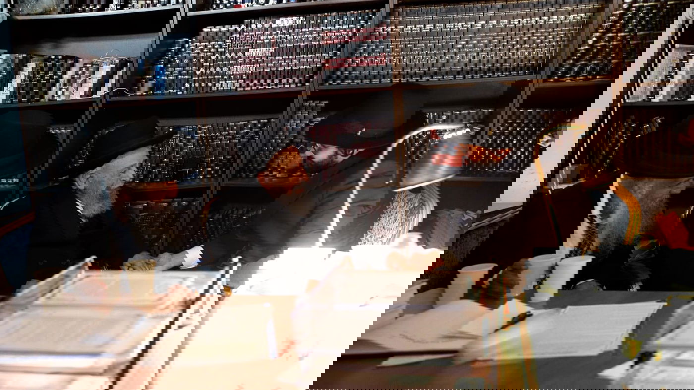 חבר המועצת בביקור במעונו של ה'ינוקא'