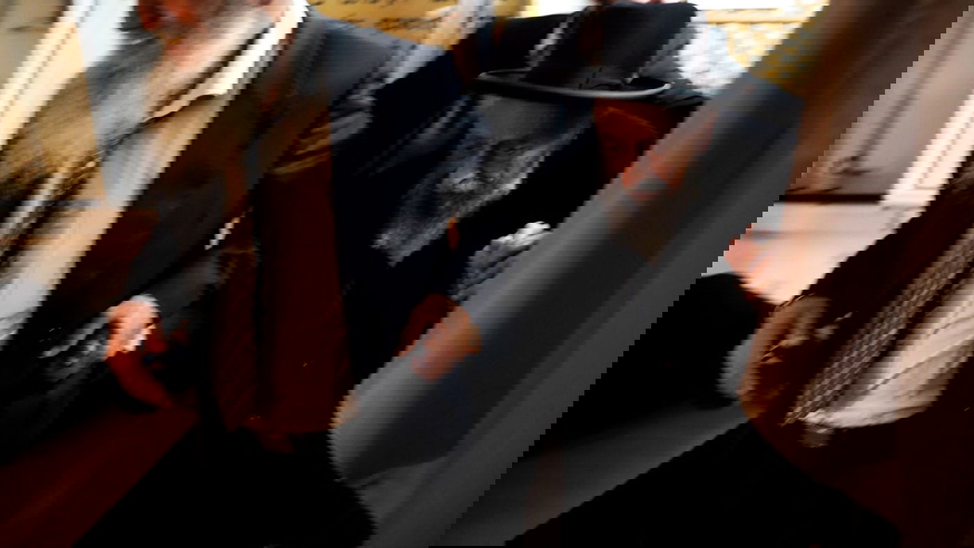 חבר המועצת בביקור במעונו של ה'ינוקא'