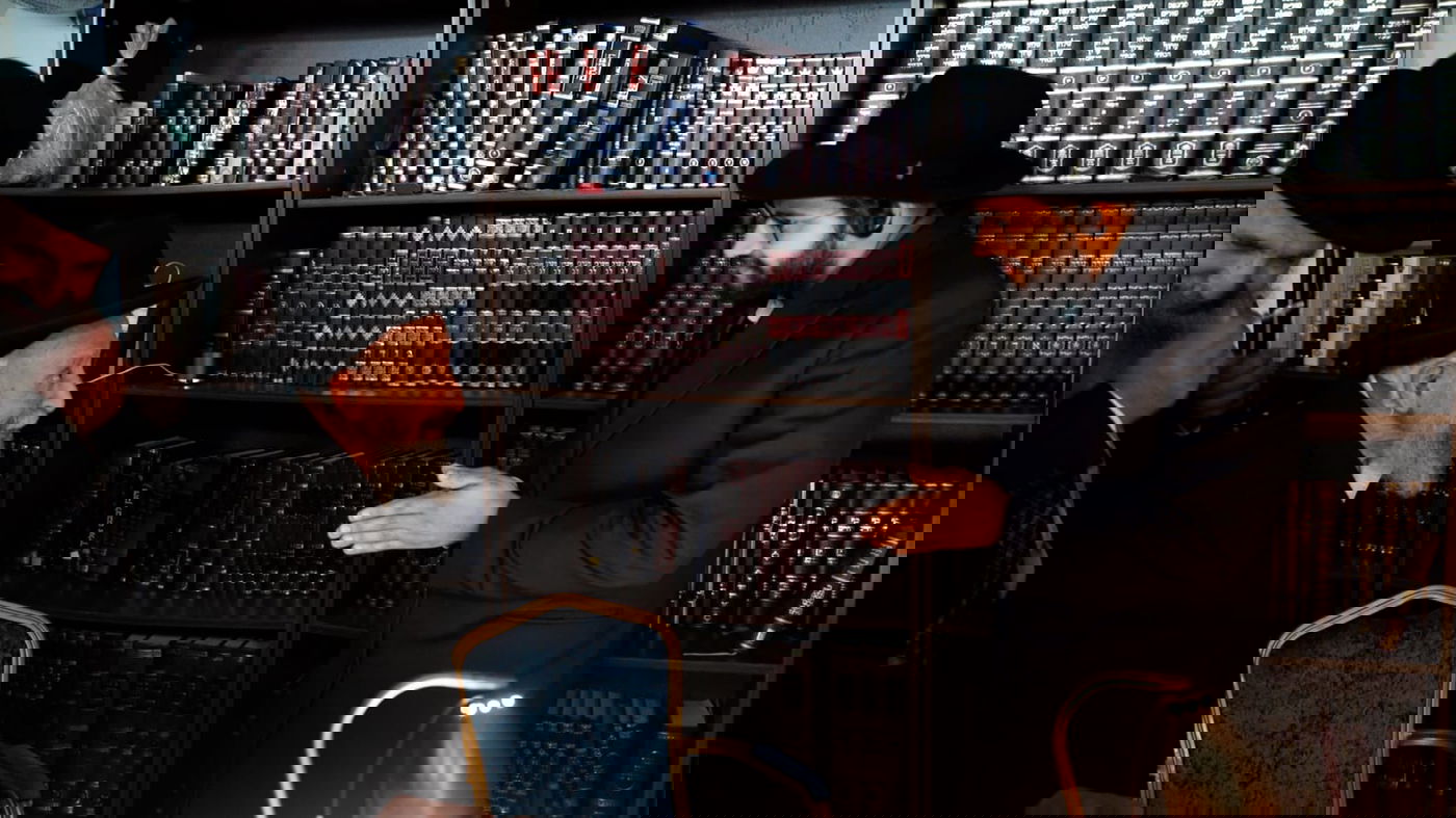 חבר המועצת בביקור במעונו של ה'ינוקא'