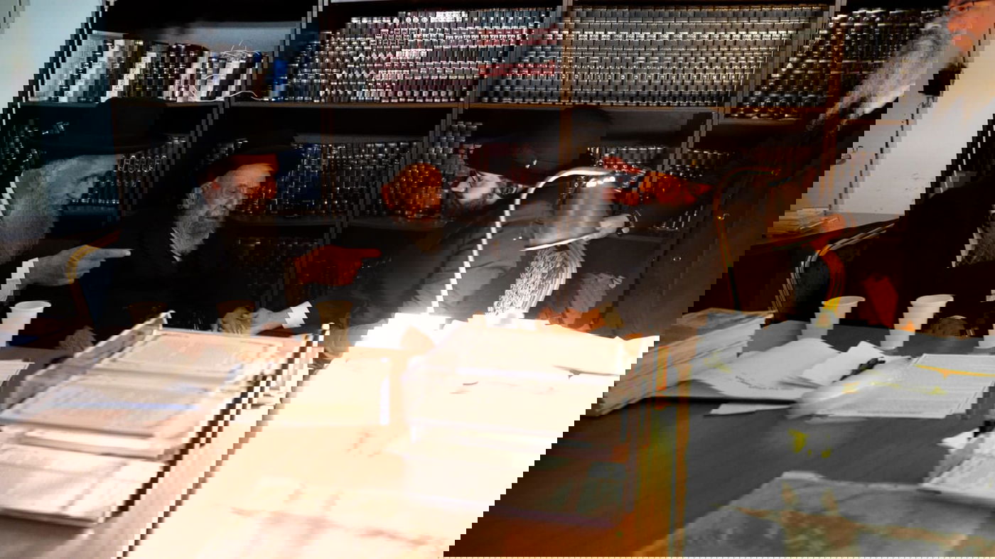 חבר המועצת בביקור במעונו של ה'ינוקא'