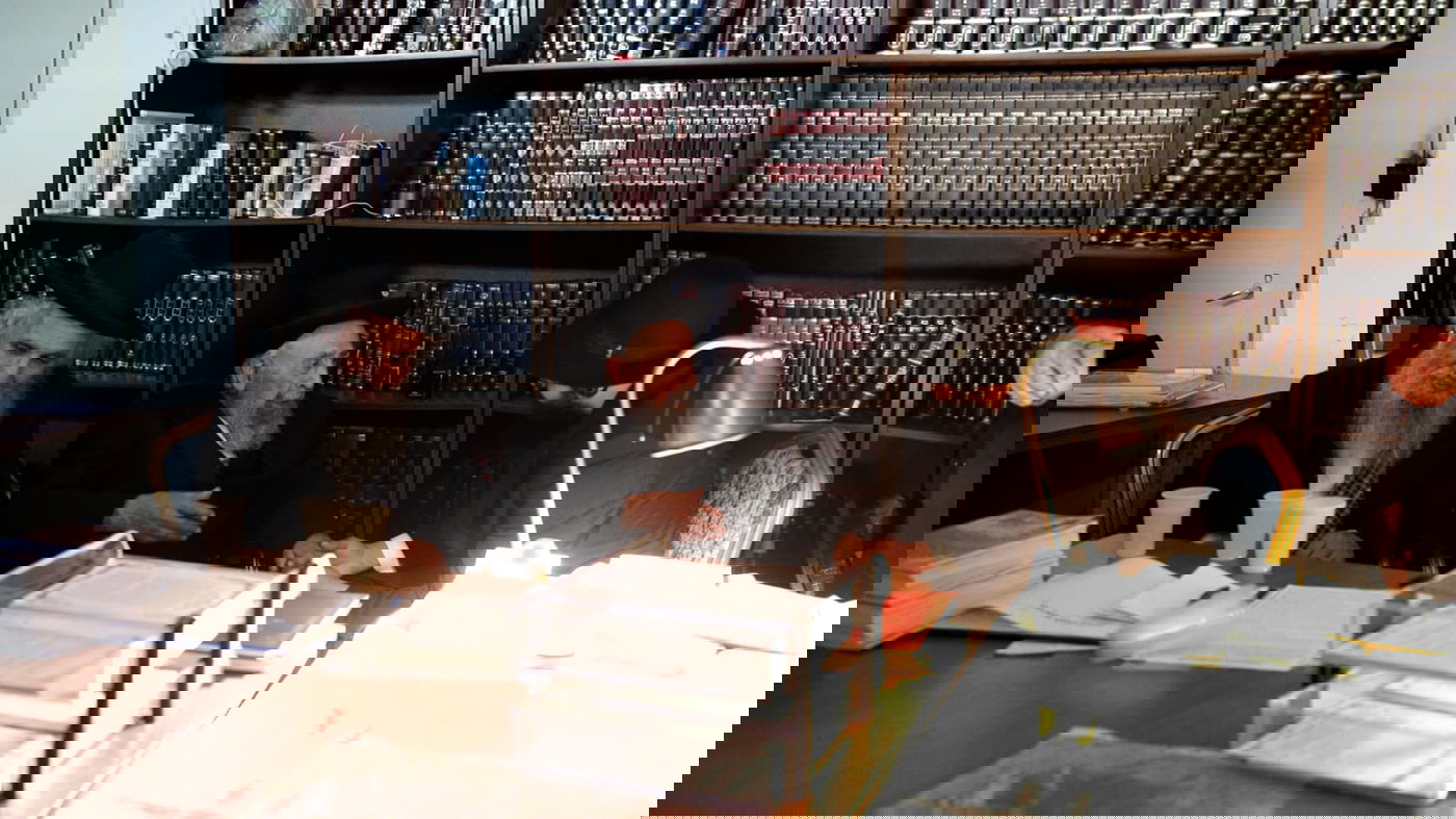 חבר המועצת בביקור במעונו של ה'ינוקא'