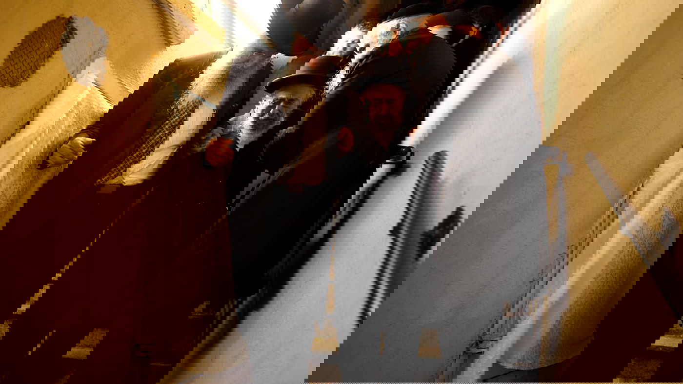 חבר המועצת בביקור במעונו של ה'ינוקא'