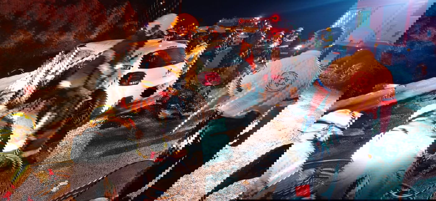 תאונה בין אוטובוס לרכב פרטי; שניים נפצעו