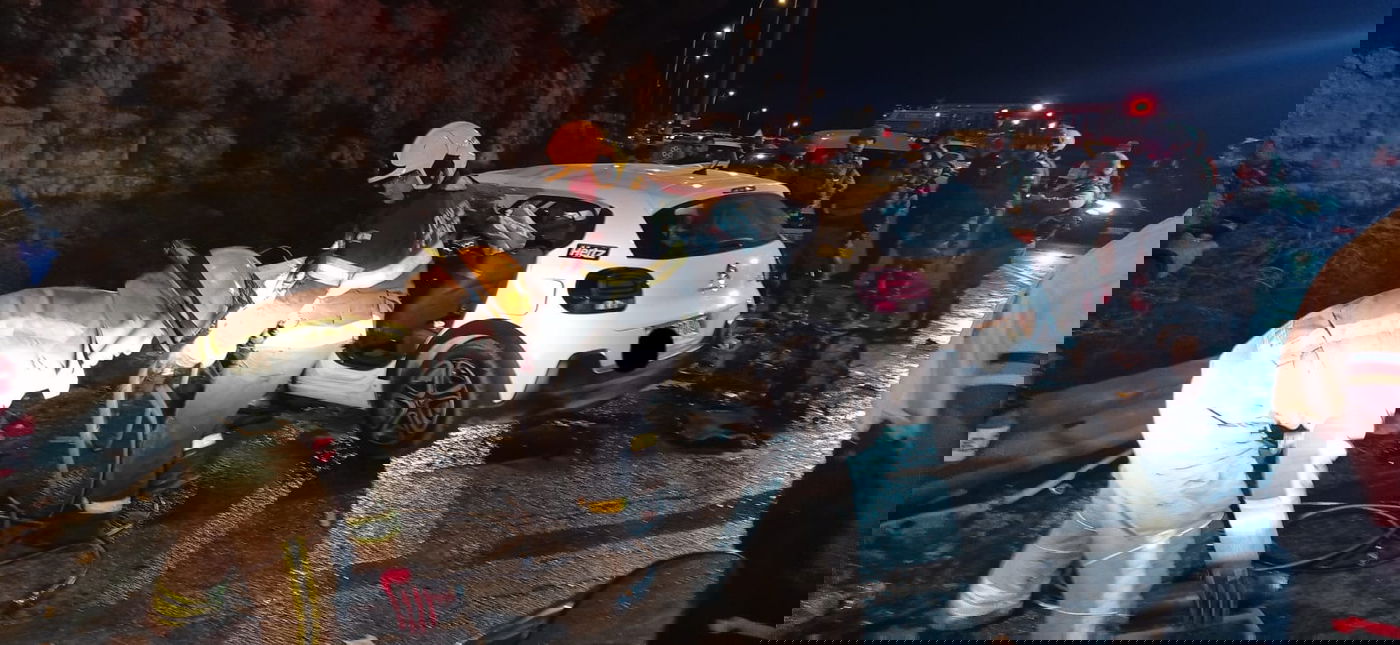 תאונה בין אוטובוס לרכב פרטי; שניים נפצעו