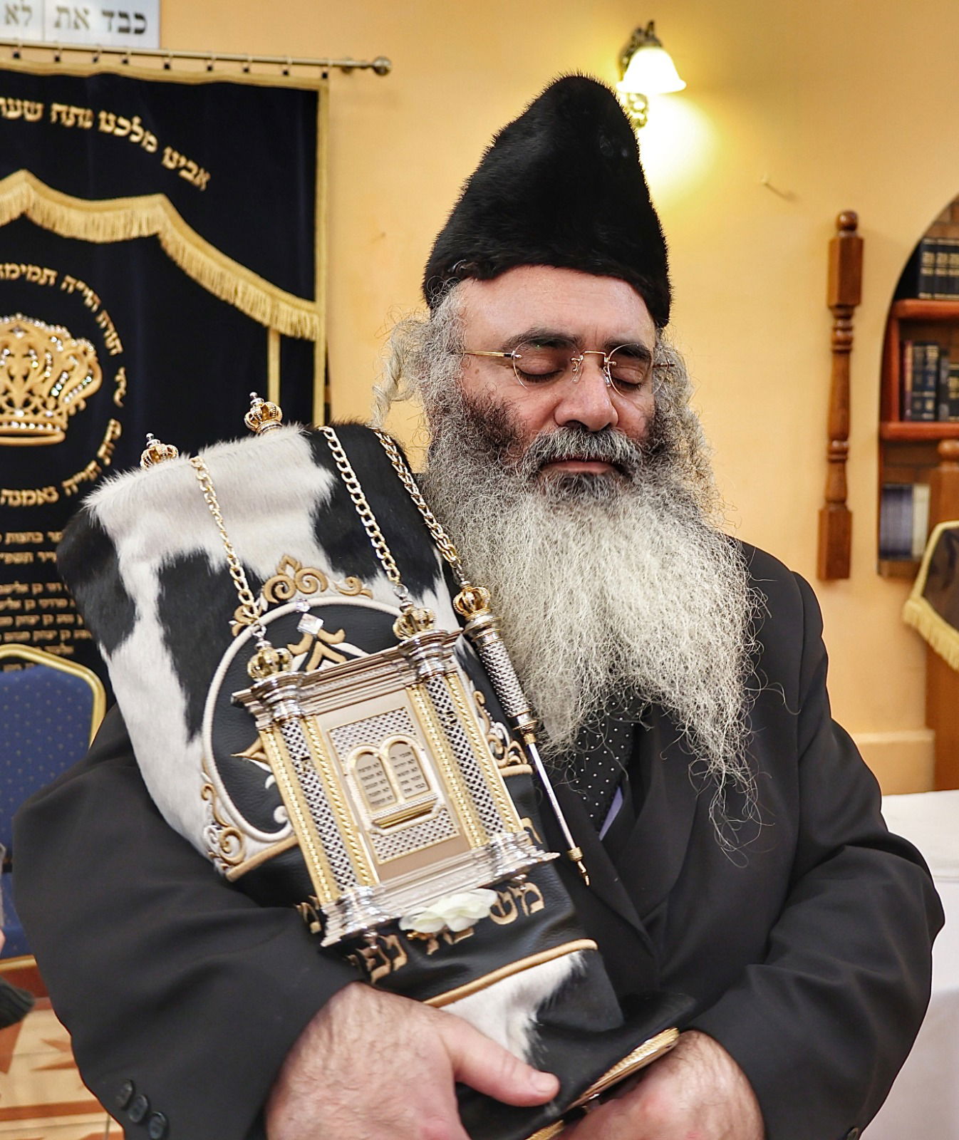 משפחות נפגעי אסון מירון הכניסו ס"ת באוקראינה