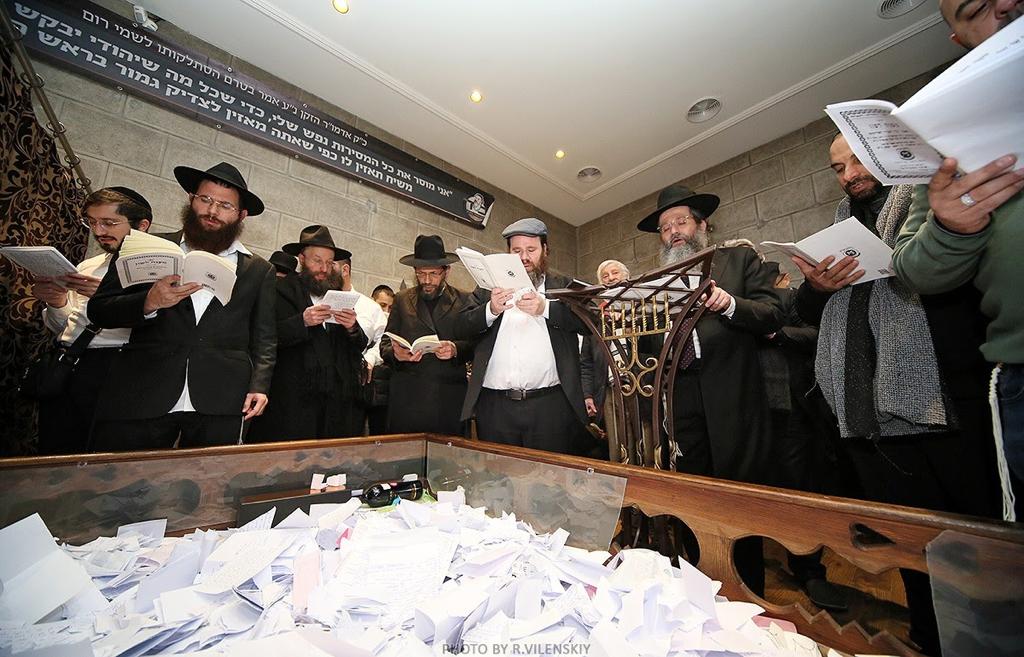 המונים פוקדים את ציונו של "בעל התניא" • צפו