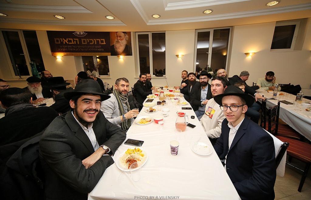 המונים פוקדים את ציונו של "בעל התניא" • צפו