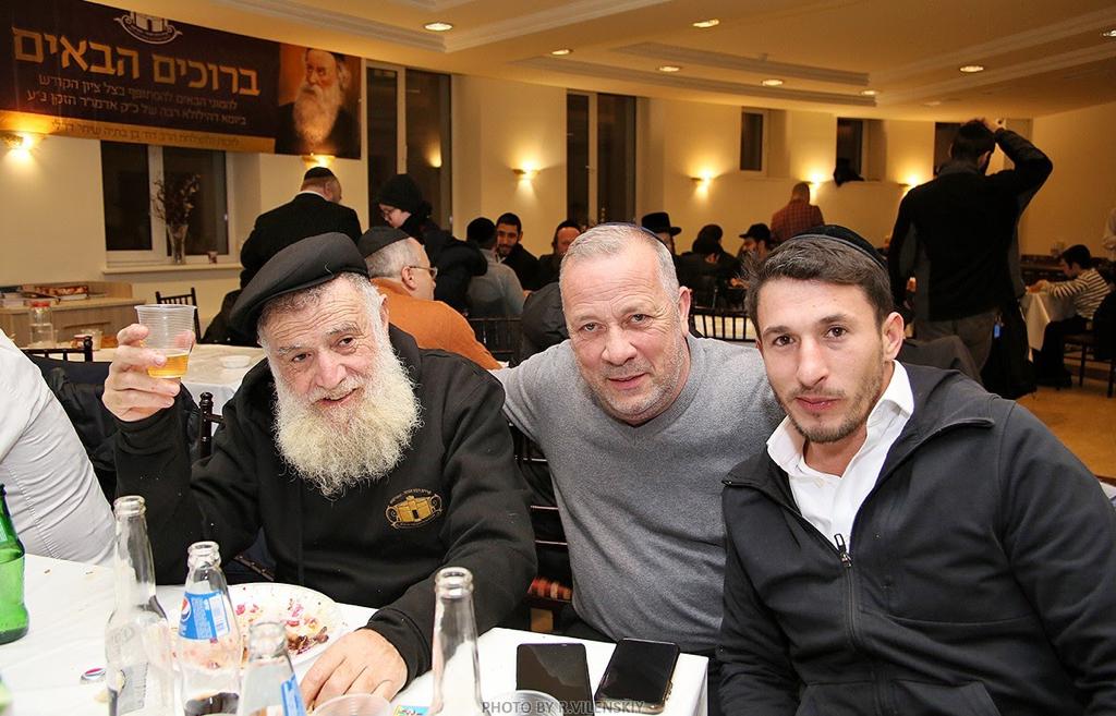 המונים פוקדים את ציונו של "בעל התניא" • צפו