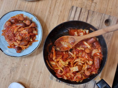 החורף כאן כדי להישאר: תבשיל כרוב וקבנוס ברוטב עגבניות