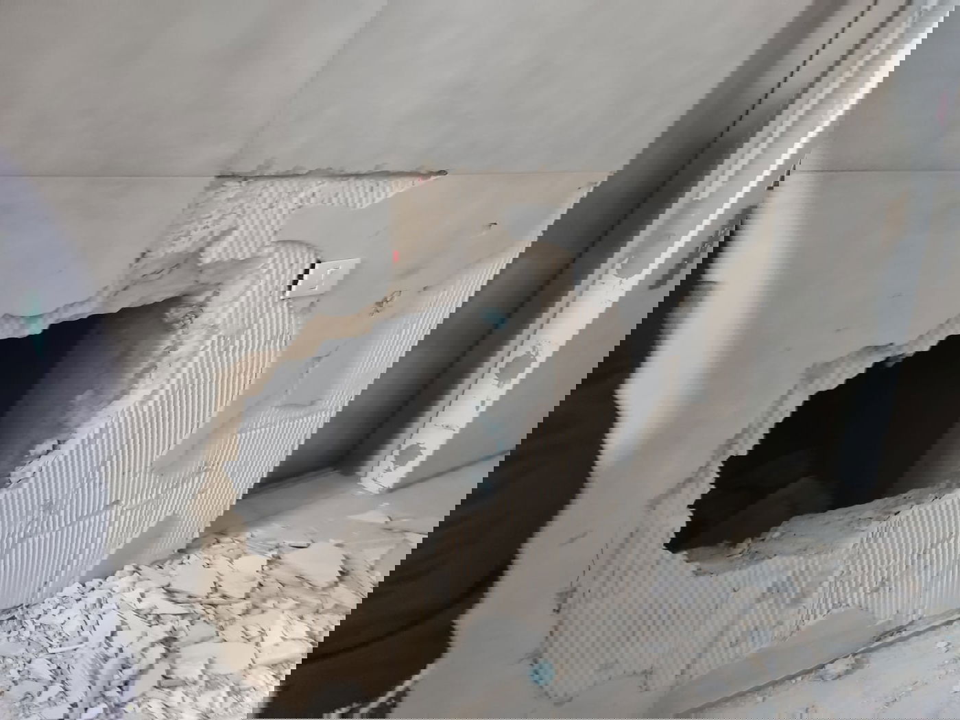 עובדי ניקיון נפלו לפיר האשפה וחולצו על ידי לוחמי האש