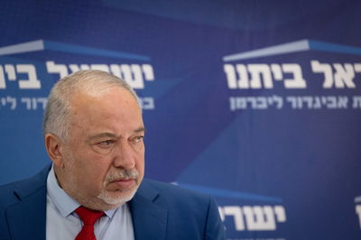 'ישראל ביתנו' קראו להדיח את הרב הראשי; ח"כים גינו