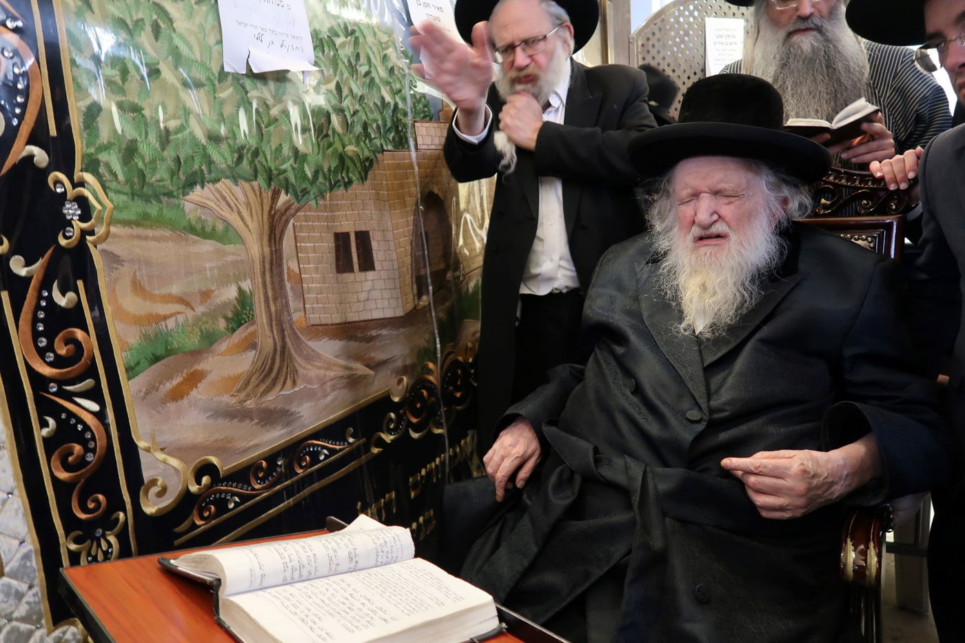 ימי השובבי"ם: הגר"מ שטרנבוך בקבר רחל אימנו