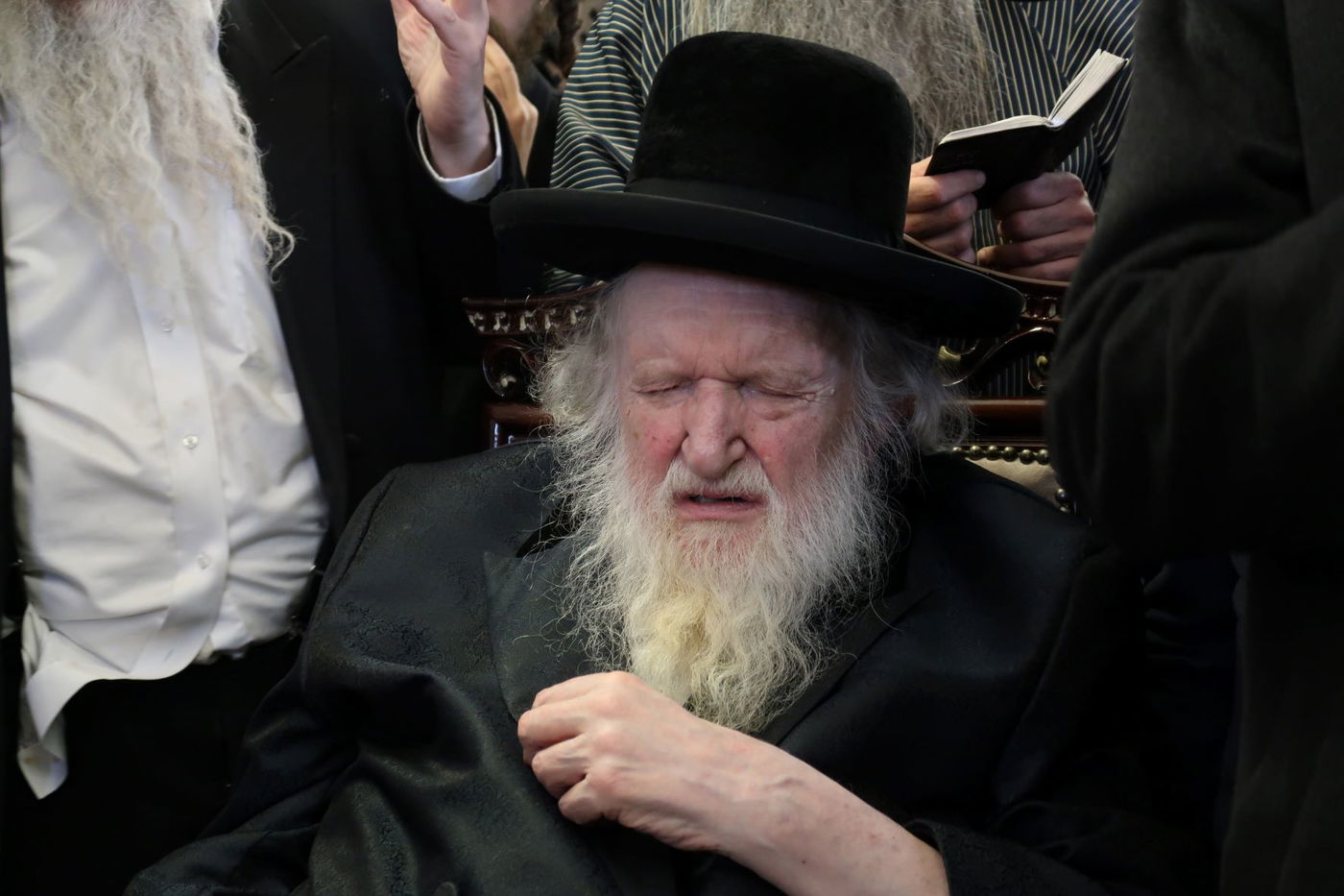 ימי השובבי"ם: הגר"מ שטרנבוך בקבר רחל אימנו