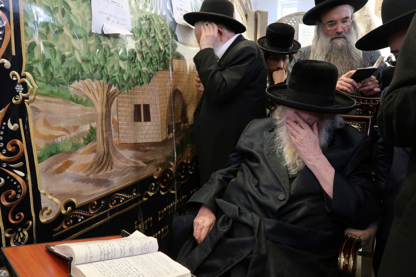 ימי השובבי"ם: הגר"מ שטרנבוך בקבר רחל אימנו