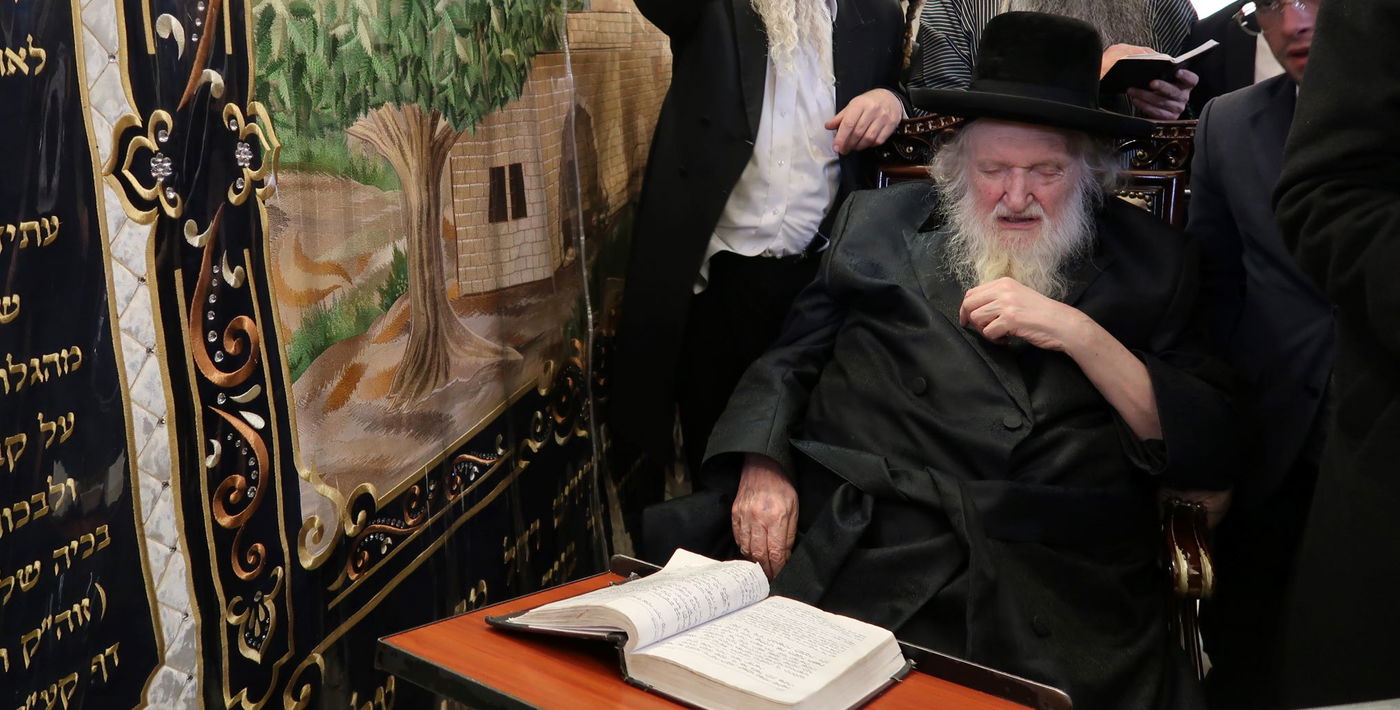 ימי השובבי"ם: הגר"מ שטרנבוך בקבר רחל אימנו