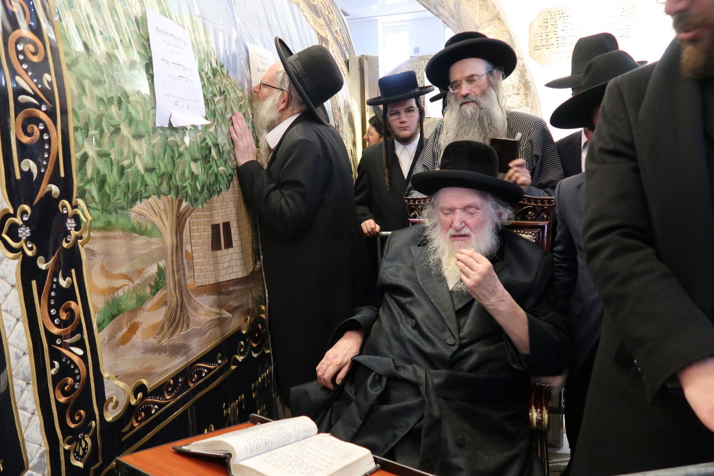 ימי השובבי"ם: הגר"מ שטרנבוך בקבר רחל אימנו