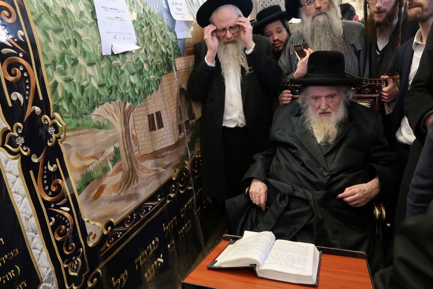 ימי השובבי"ם: הגר"מ שטרנבוך בקבר רחל אימנו