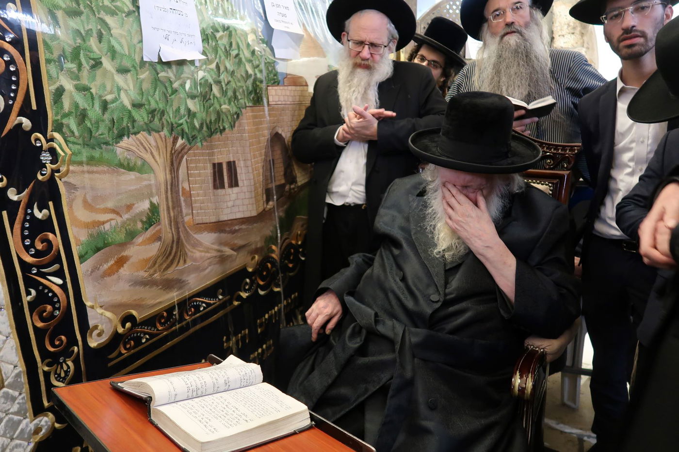 ימי השובבי"ם: הגר"מ שטרנבוך בקבר רחל אימנו