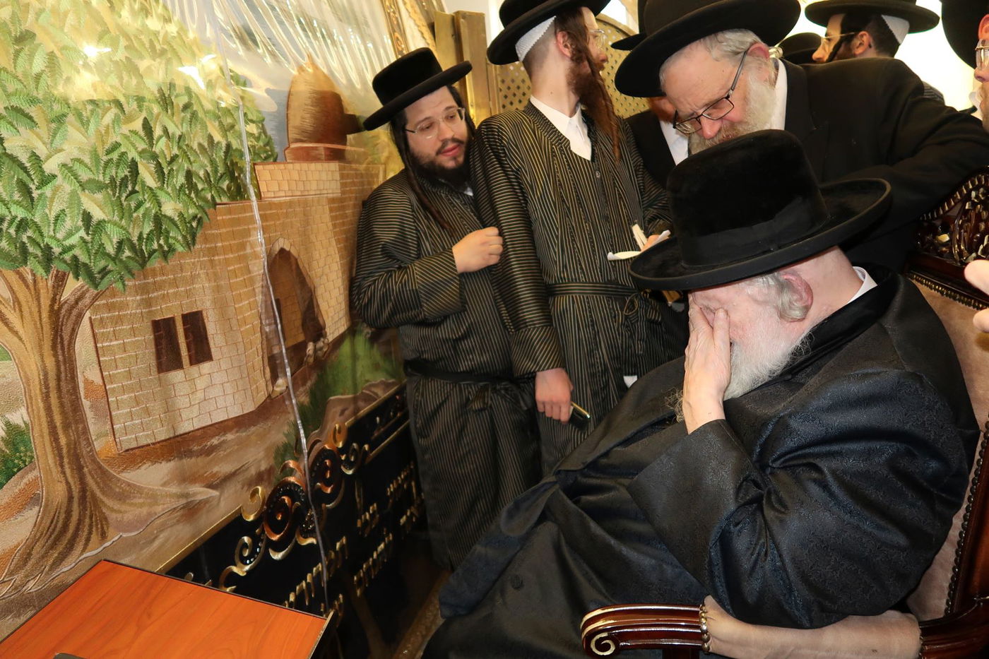 ימי השובבי"ם: הגר"מ שטרנבוך בקבר רחל אימנו