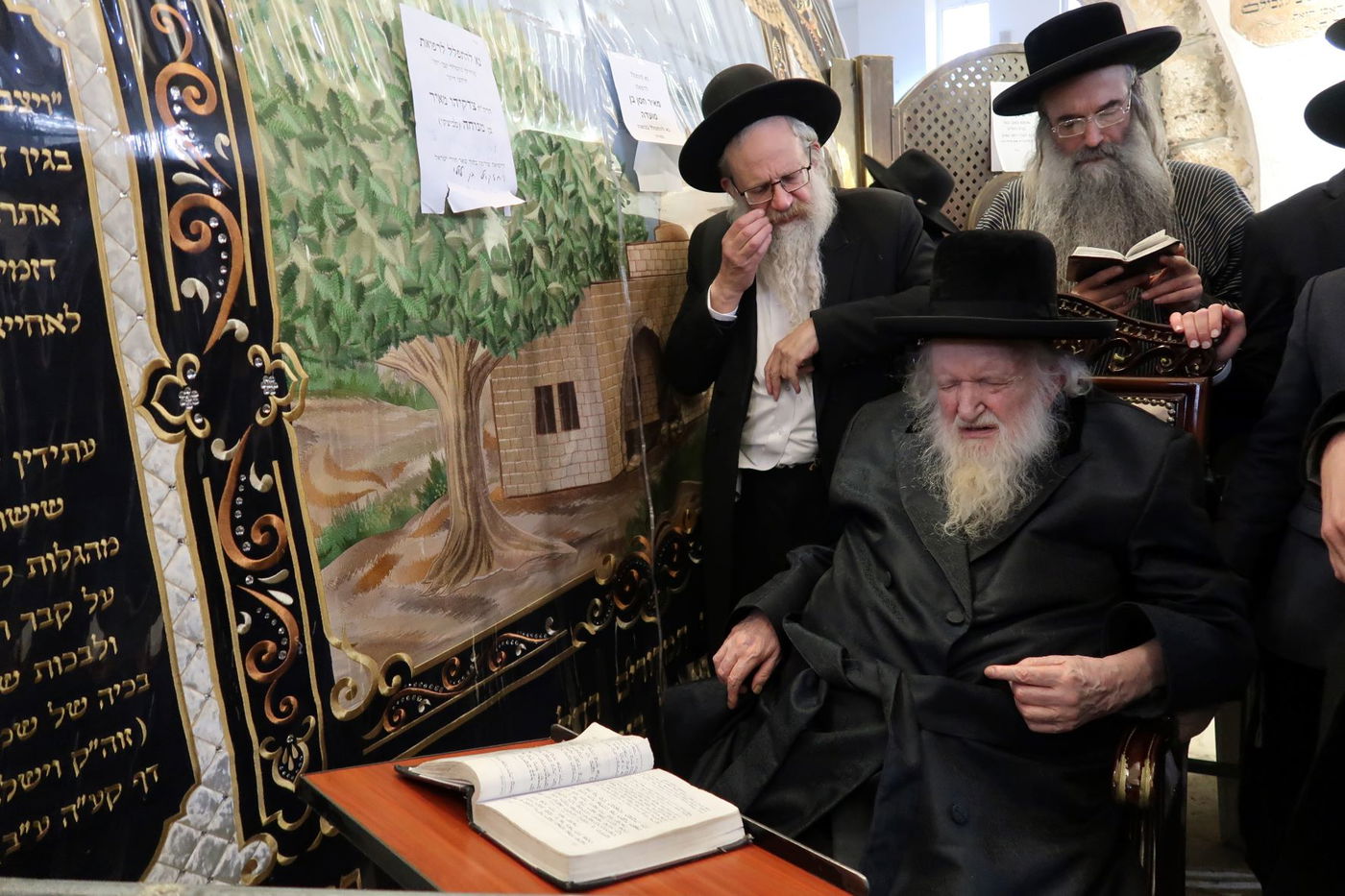 ימי השובבי"ם: הגר"מ שטרנבוך בקבר רחל אימנו