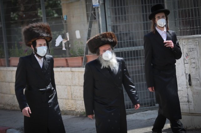 מסכות ברחוב