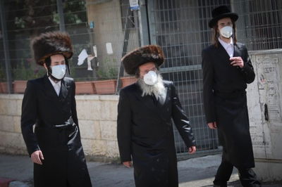 מסכות ברחוב