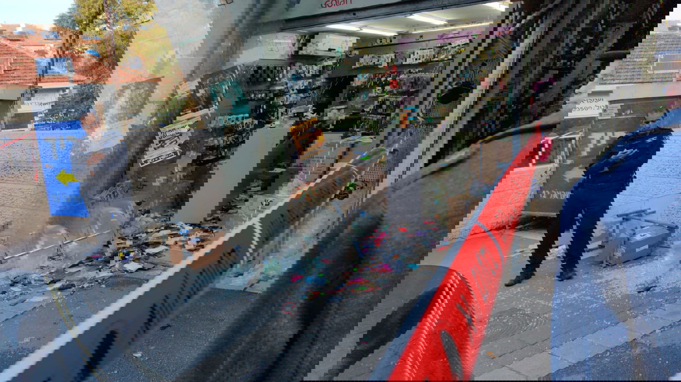 המאבק נגד חנויות הפלאפונים עולה מדרגה