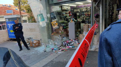 המאבק נגד חנויות הפלאפונים עולה מדרגה