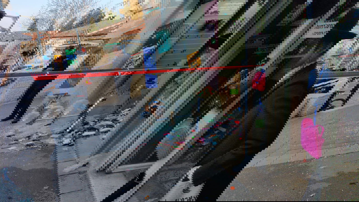 המאבק נגד חנויות הפלאפונים עולה מדרגה