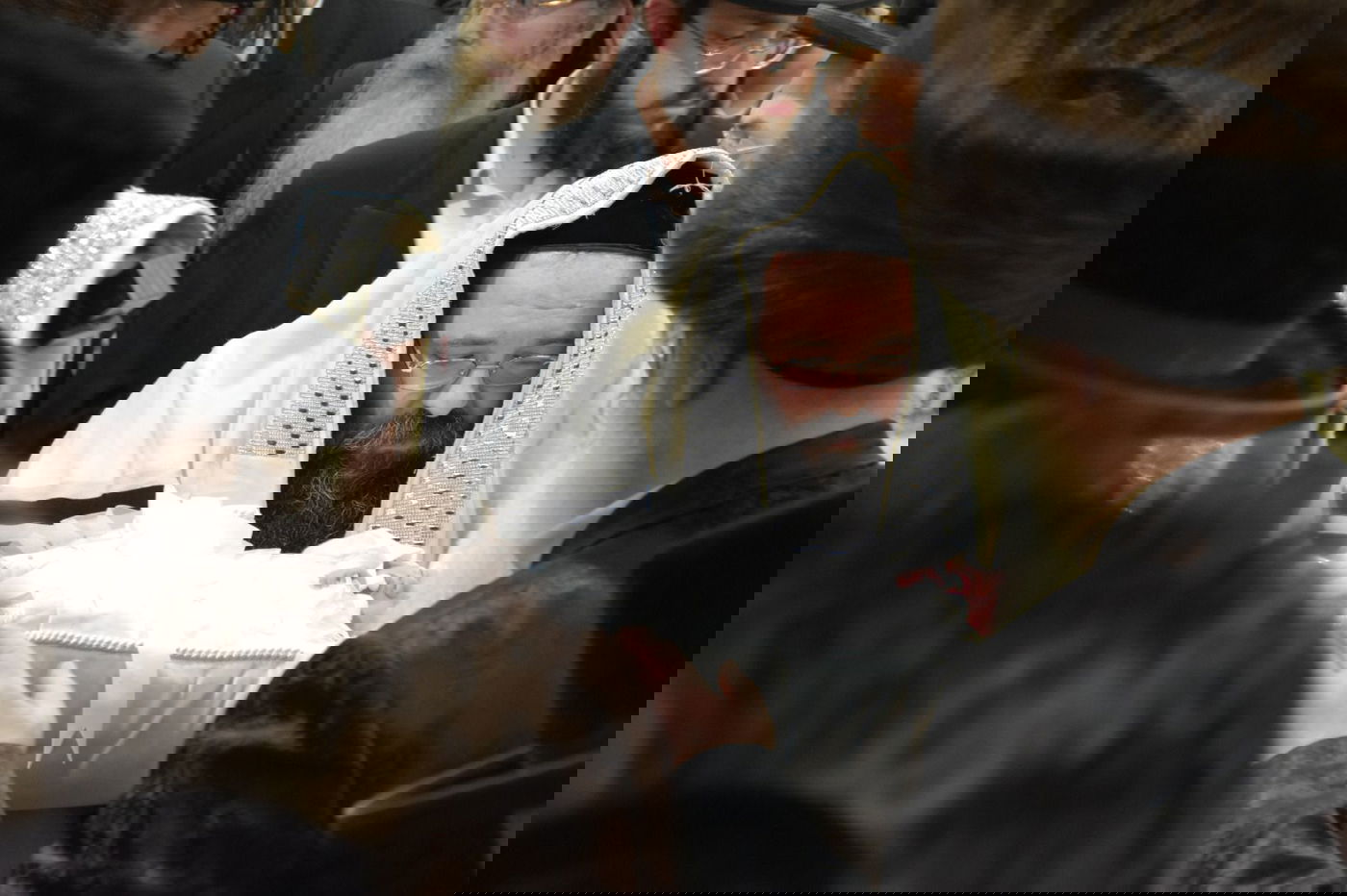 האדמו"ר ממיאלען בשמחת הברית לבנו