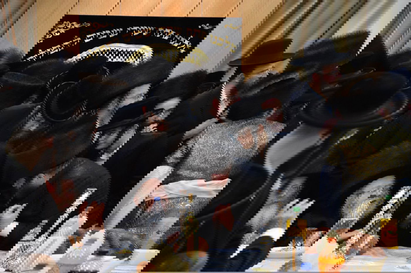 האדמו"ר ממיאלען בשמחת הברית לבנו