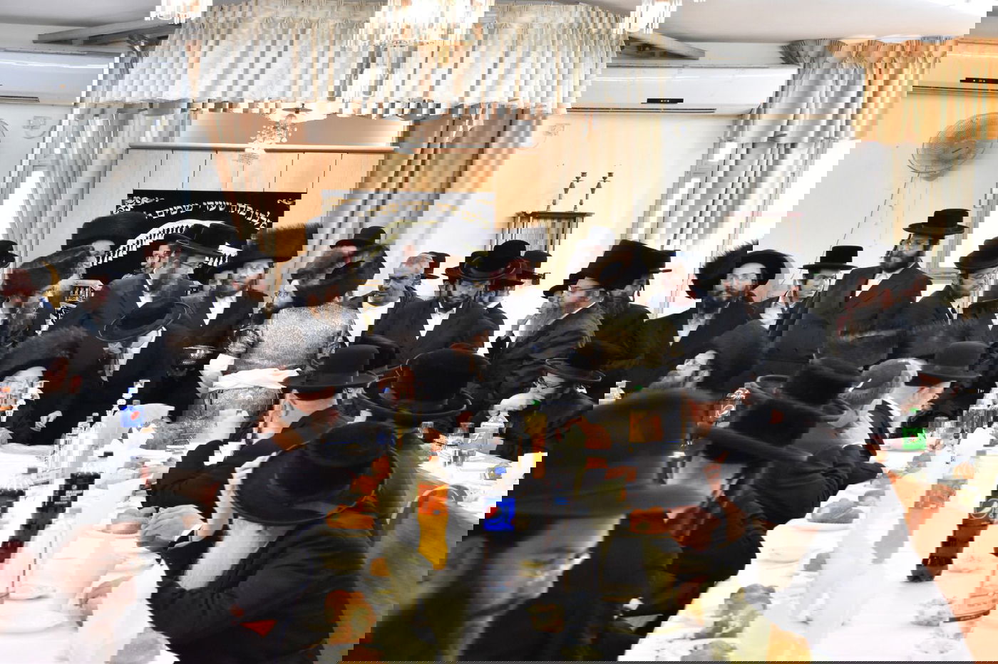 האדמו"ר ממיאלען בשמחת הברית לבנו