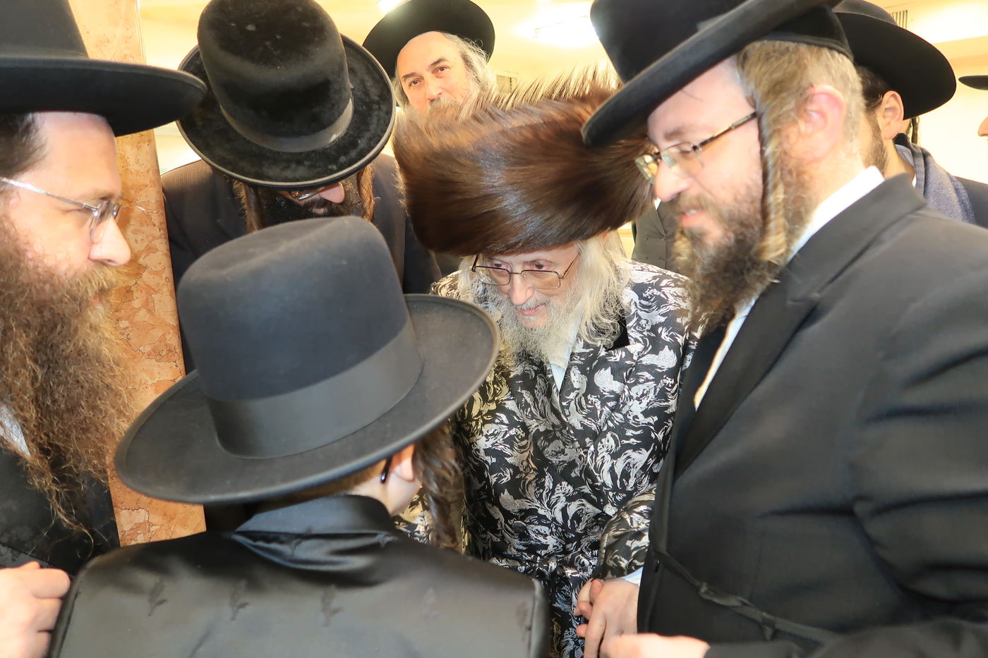 בר מצווה והנחת תפילין לנינו של גאב"ד העדה