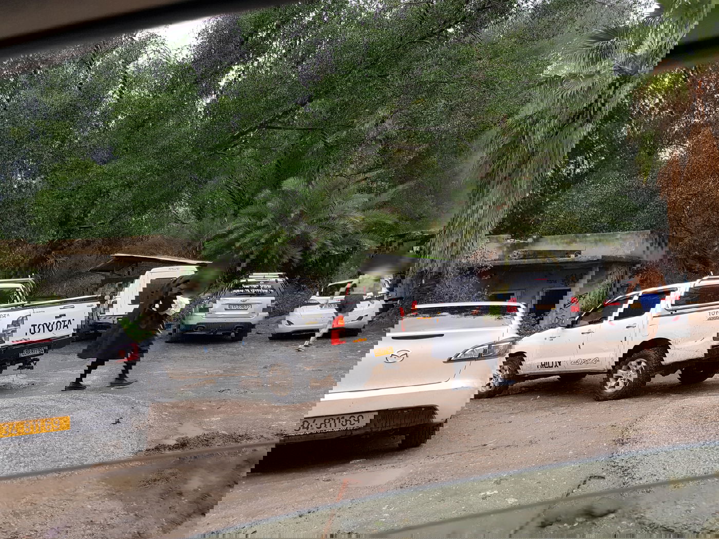 מבקרים חרדים בדרך לעין ג'ונס