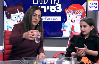 מופע מרהיב של קוביות קרח במים צבעוניים