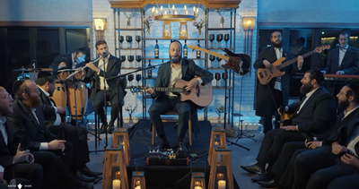 צפו במוטי פלדמן וחברים בקומזיץ חסידי