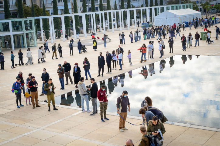 ממתינים לבדיקת קורונה בת"א, אמש