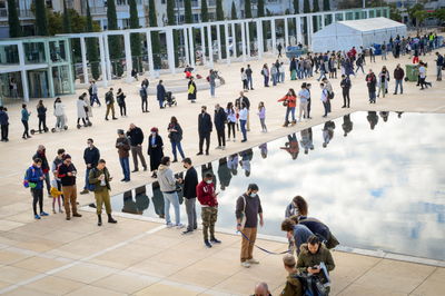 ממתינים לבדיקת קורונה בת"א, אמש