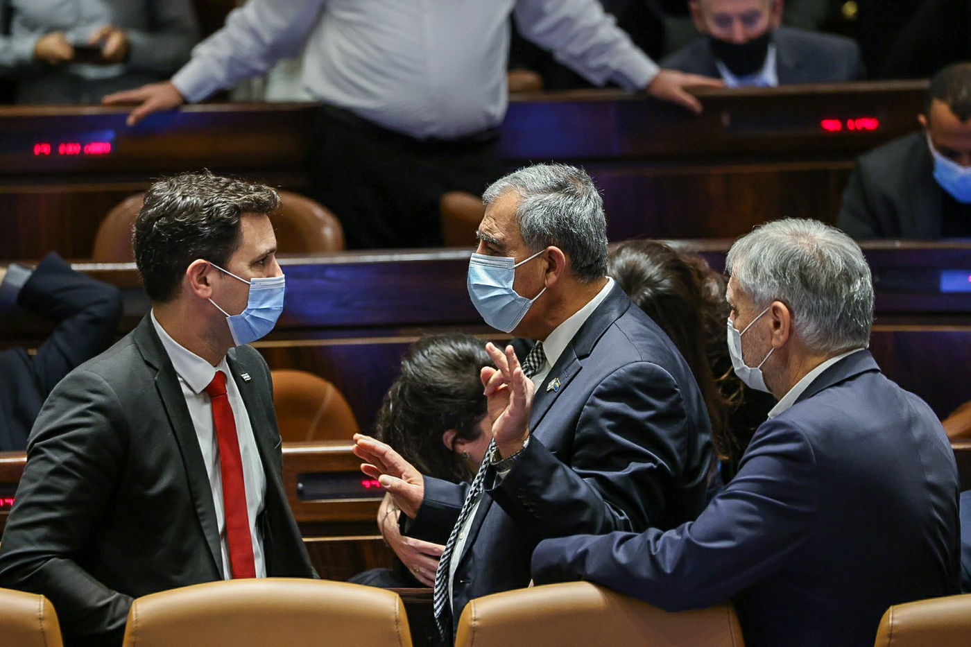 "לך, לך"; ההצבעה על חוק החשמל גררה צעקות ועימותים