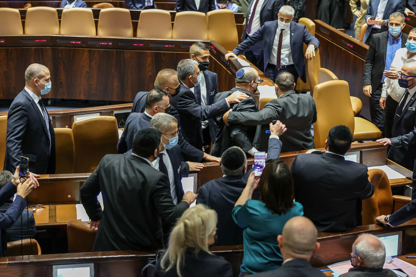 "לך, לך"; ההצבעה על חוק החשמל גררה צעקות ועימותים