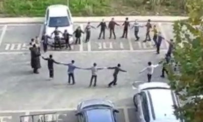 ילד חלה בקורונה, חבריו ערכו 'סיום' מתחת לחלון ביתו