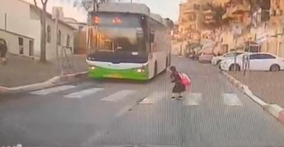 באה לחצות את הכביש כחוק וכמעט נמחצה