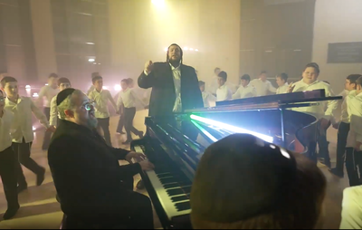 יוסי גרין ושמואלי אונגר מלווים בילדי 'דרכי תורה' במחרוזת להיטים